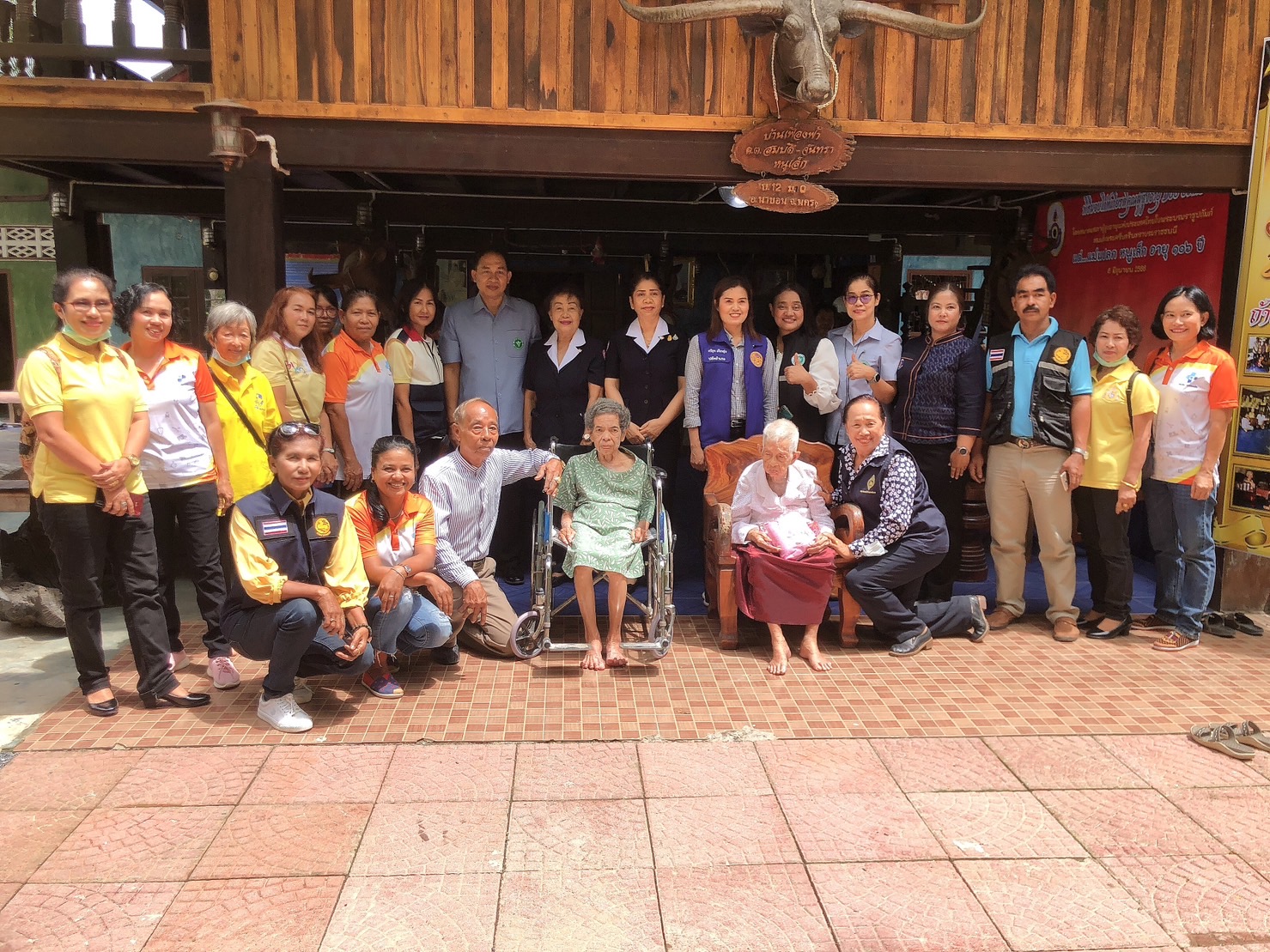 กาชาดจังหวัดนครศรีธรรมราชเยีี่ยมผู้สูงอายุท้องที่อำเภอนาบอน